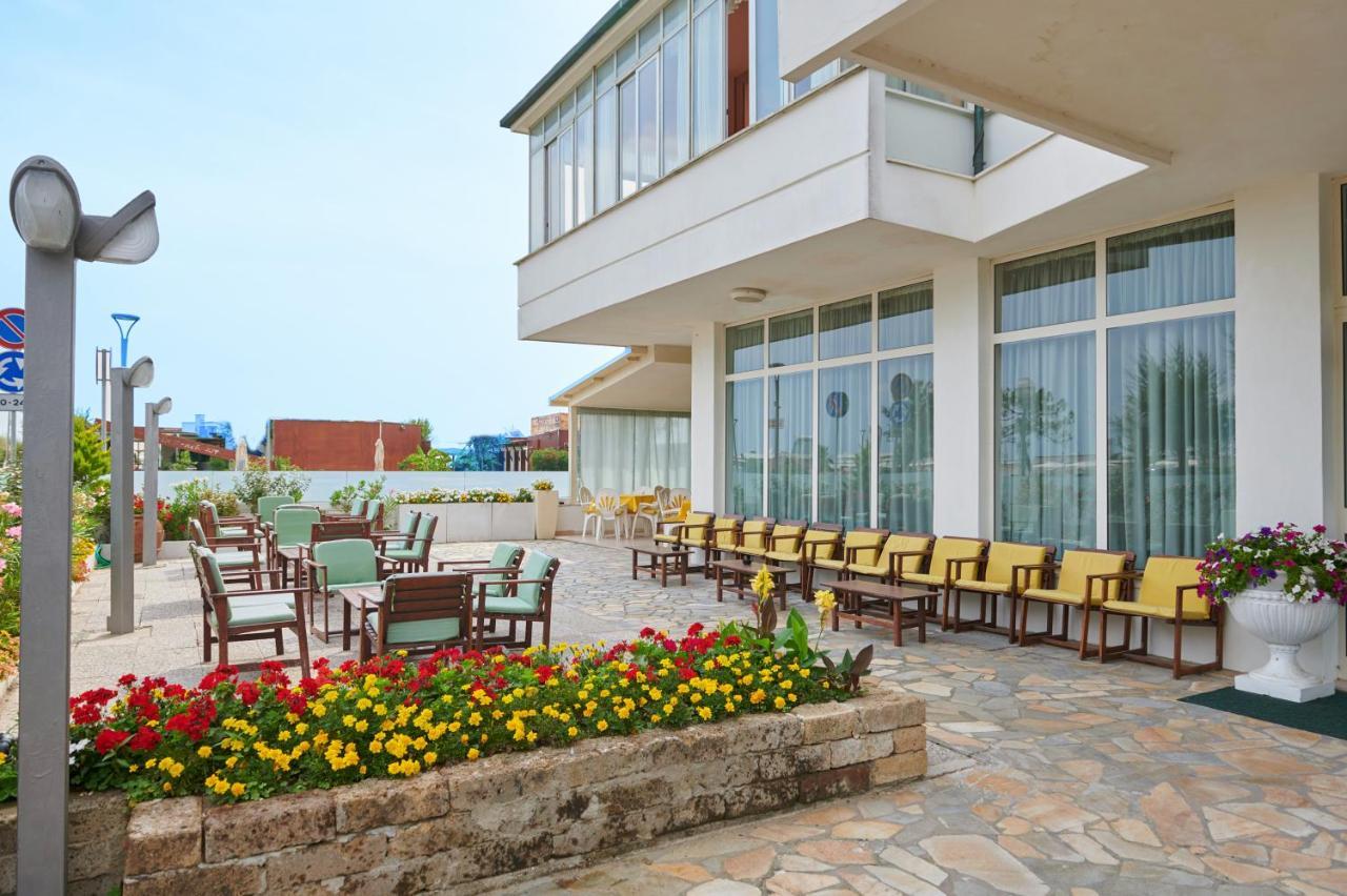 Hotel Caesar Bed And Breakfast Milano Marittima Exterior photo