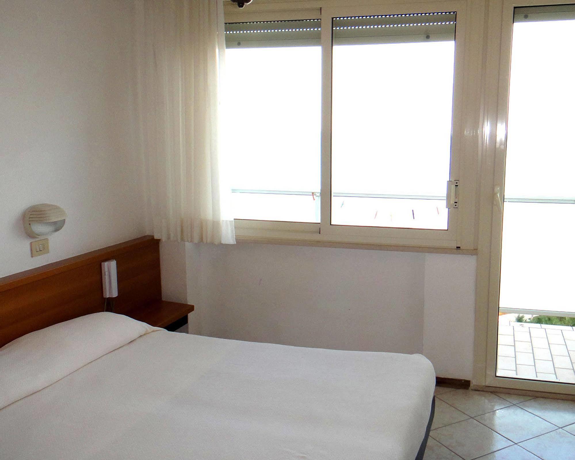 Hotel Caesar Bed And Breakfast Milano Marittima Exterior photo