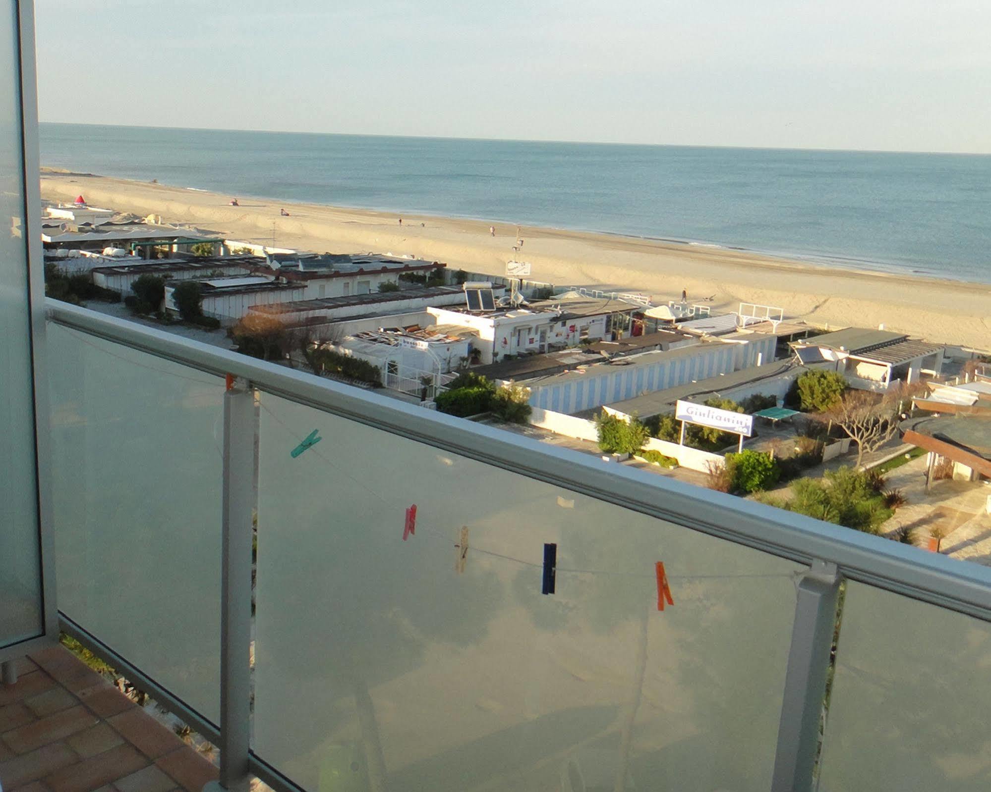 Hotel Caesar Bed And Breakfast Milano Marittima Exterior photo