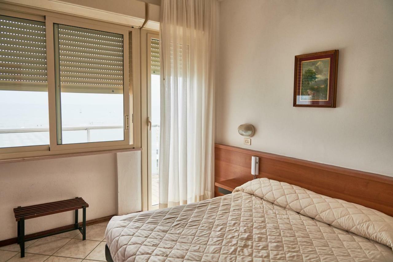 Hotel Caesar Bed And Breakfast Milano Marittima Exterior photo