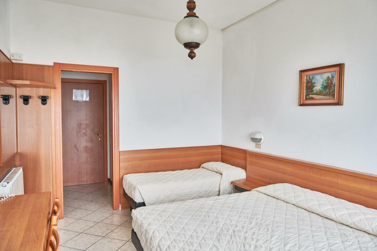 Hotel Caesar Bed And Breakfast Milano Marittima Exterior photo